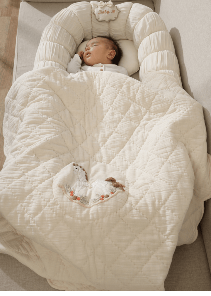 بطانية Sleep Cloud Nest - لون بيج + حصان هزاز للأطفال